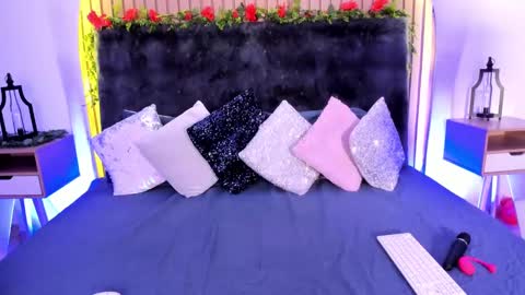 Karla Gonzaless online show from 4, 3, 2025