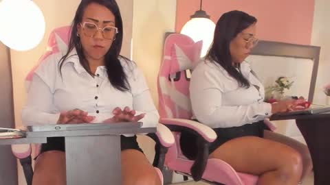 karolwest_ online show from 2, 12, 2025