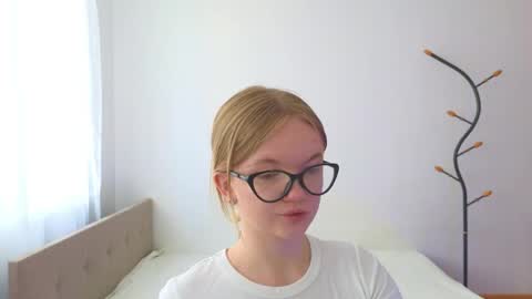 Snapshot of katebunnys chatting on 5, 6, 2026 katebunnys online show from 5, 6, 2026