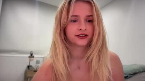 Snapshot of kaylaaaa111 chatting on 25, 9, 2025 khaleesi online show from 25, 9, 2025