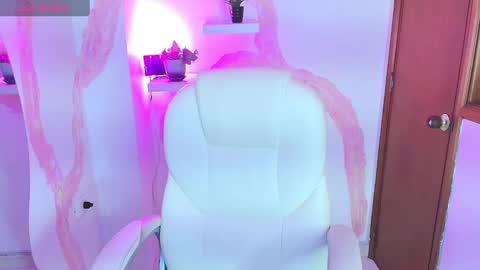 kellyMillian  online show from 24, 1, 2025