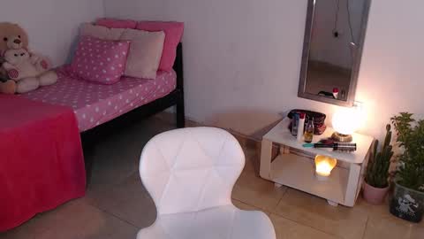 Mia  online show from 6, 1, 2025