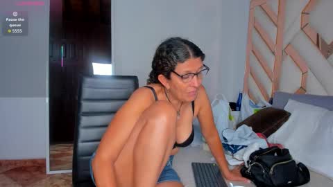 Keila Milf online show from 17, 12, 2025