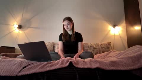 Ola my name is Lissa  Lets hit 10 Thumbs Up together   online show from 6, 3, 2026