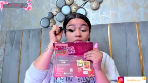 Snapshot of kimdevinne chatting on 12, 11, 2025 KIM online show from 12, 11, 2025