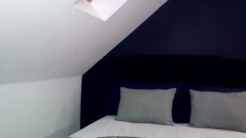     Help me reach 100 thumbs up  online show from 11, 9, 2025