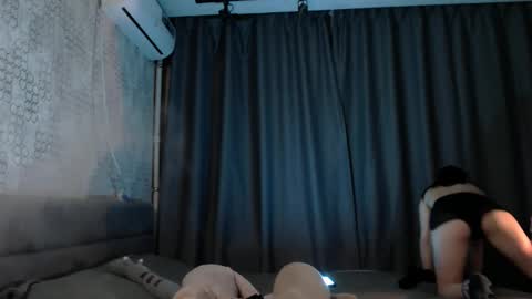 Snapshot of kira_yammy chatting on 4, 11, 2025 Kira follow me online show from 4, 11, 2025