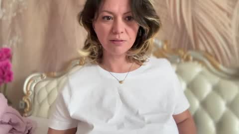 KiraDivine online show from 22, 4, 2026