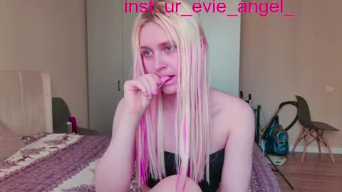 Evelyn online show from 13, 4, 2026