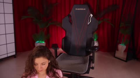 Snapshot of kittycaitlin chatting on 17, 12, 2025 Katya online show from 17, 12, 2025