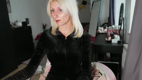 Snapshot of kittysxkat chatting on 25, 11, 2025 kittysxkat online show from 25, 11, 2025