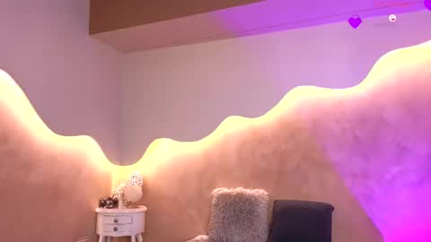 K L O E online show from 26, 9, 2025