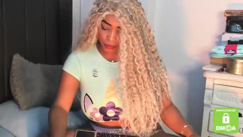 Snapshot of kyliewhiteboobs chatting on 26, 11, 2025 kylie white boobs online show from 26, 11, 2025