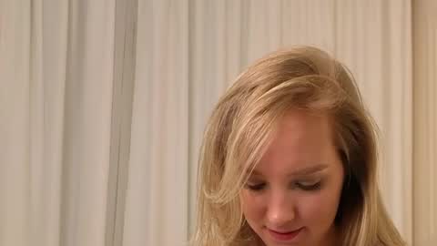 Snapshot of l1n4luv chatting on 12, 10, 2025 lina online show from 12, 10, 2025