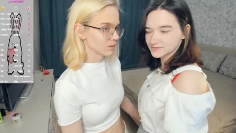 Snapshot of lacyedison chatting on 6, 5, 2026 Violet and Isabel online show from 6, 5, 2026