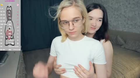 Snapshot of lacyedison chatting on 10, 5, 2026 Violet and Isabel online show from 10, 5, 2026