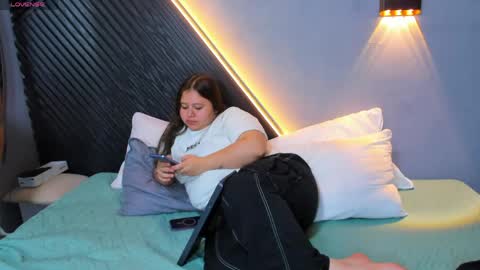    online show from 23, 4, 2026