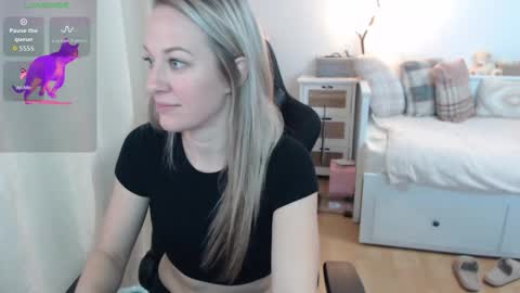 Snapshot of lara_c_rau chatting on 14, 11, 2025 Lara online show from 14, 11, 2025