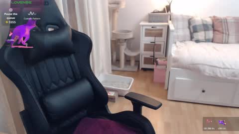 Snapshot of lara_c_rau chatting on 3, 12, 2025 Lara online show from 3, 12, 2025