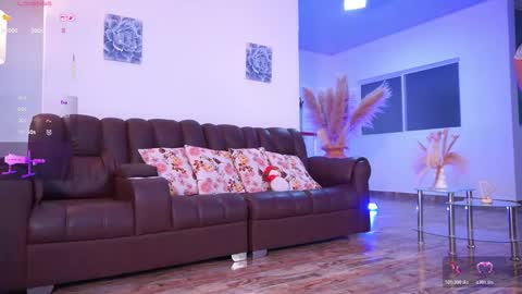 Hello Guys I am Lara Giraldo  WELCOME To my room online show from 4, 12, 2025