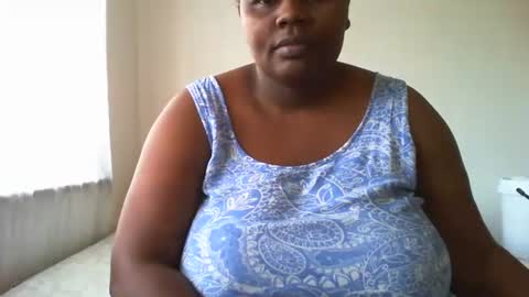 Snapshot of laralovex chatting on 7, 12, 2024 laralovex online show from 7, 12, 2024