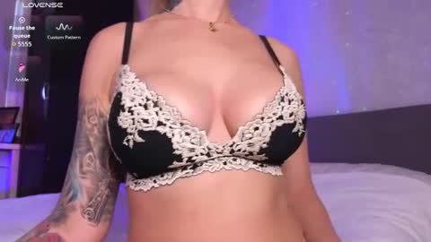 Snapshot of larine_morgan chatting on 27, 11, 2025 LarineGMT7 UTC6 online show from 27, 11, 2025