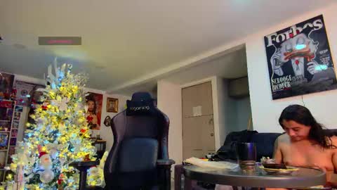 Snapshot of latin_couple77 chatting on 15, 12, 2025 Sara y Andy online show from 15, 12, 2025