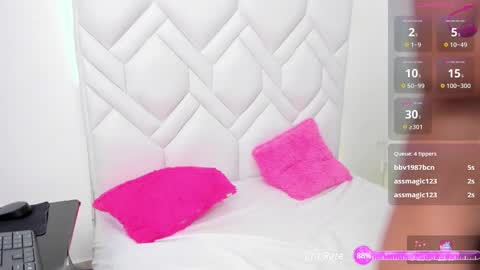 Snapshot of latin_milk_18 chatting on 8, 3, 2025 Mao Danny online show from 8, 3, 2025