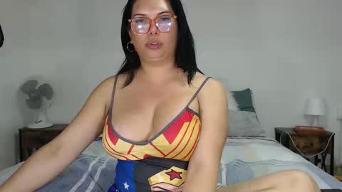 Snapshot of latinaflower_ts chatting on 9, 5, 2026 FLOR SALVAJE online show from 9, 5, 2026