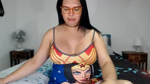 Snapshot of latinaflower_ts chatting on 7, 6, 2026 FLOR SALVAJE online show from 7, 6, 2026
