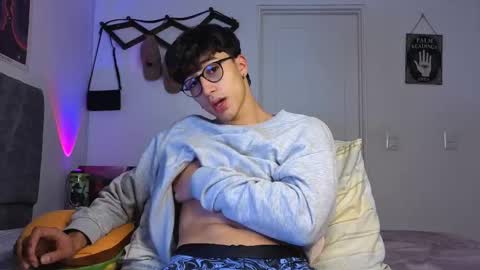 Snapshot of latinguyxl chatting on 9, 1, 2026 Logan online show from 9, 1, 2026