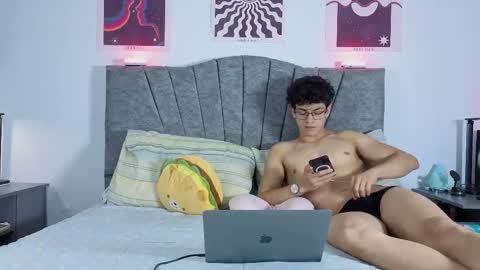 Snapshot of latinguyxl chatting on 7, 3, 2026 Logan online show from 7, 3, 2026