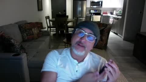 QS - INDEPENDENT MODEL online show from 31, 1, 2025