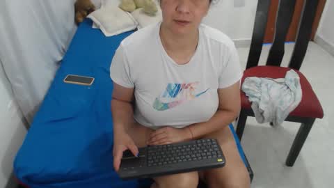 laura_foxx2379 online show from 18, 12, 2025