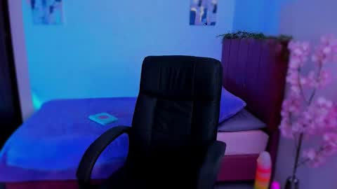 Laura Rose online show from 4, 12, 2025