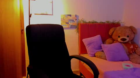 Snapshot of laura_r23 chatting on 1, 4, 2026 Laura Rose online show from 1, 4, 2026