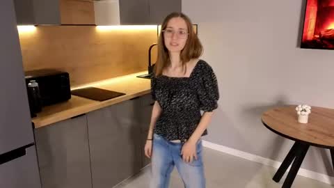 Snapshot of lauracollins__ chatting on 6, 5, 2026 May online show from 6, 5, 2026