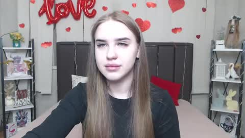 LauraHlot online show from 8, 4, 2026