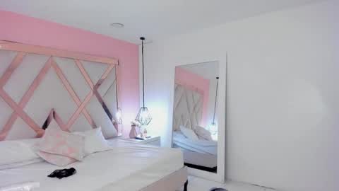 laura  online show from 19, 11, 2025