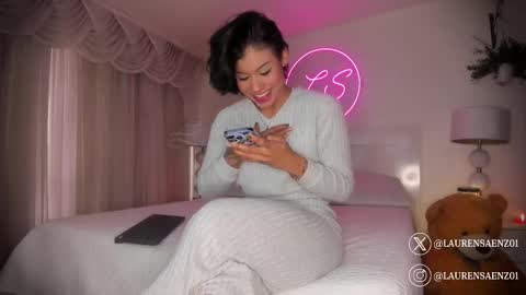 Lauren Saenz online show from 7, 3, 2025