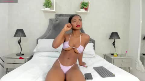 Snapshot of laurensnow1_ chatting on 8, 3, 2025 Lauren online show from 8, 3, 2025