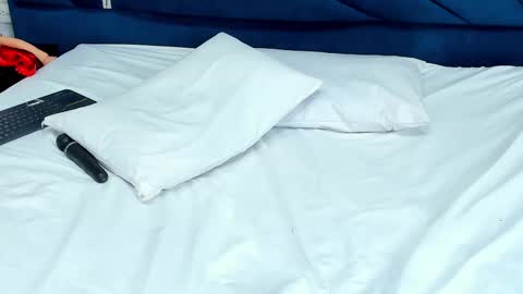 LauryJonson  online show from 11, 2, 2025