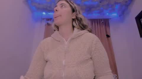 Snapshot of lauu_g chatting on 1, 3, 2025 Lauu G online show from 1, 3, 2025