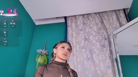 layla_17 online show from 28, 4, 2026