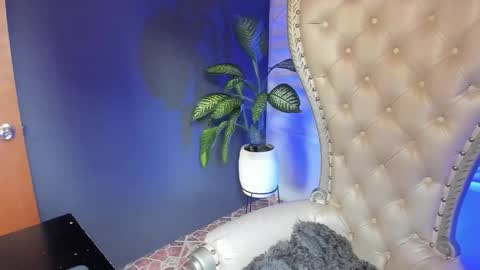 Layla online show from 11, 11, 2025