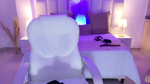 Layla Breezee online show from 15, 4, 2026