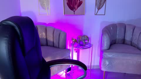 Layla Breezee online show from 29, 4, 2026