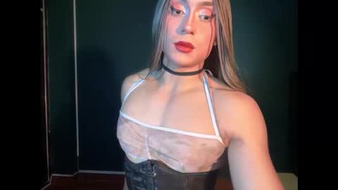 Layla   help me with your thumbs up its important  online show from 11, 1, 2026