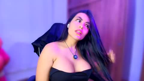 Layla online show from 6, 4, 2026