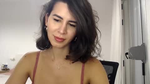 Layla online show from 8, 10, 2025